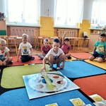 Dzieci losują i przedstawiają emocje w zabawie dramowej..jpg