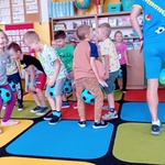 Dzieci poprzez zabawę doskonalą sprawność fizyczną.jpg