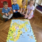 dzieci prezentują puzzle.jpeg