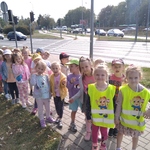 Dzieci obserwują ruch uliczny2.jpg