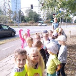 Dzieci obserwują ruch uliczny.jpg