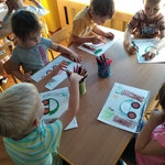 Dzieci wykonują pracę plastyczną 2.jpg