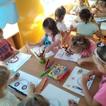 Dzieci wykonują pracę plastyczną.jpg