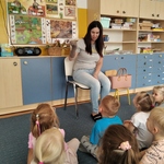Pani Natalia pokazuje dzieciom skarpetkę