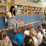 Pani Natalia prezentuje książkę J. Bednarek
