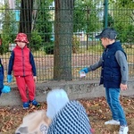 Dzieci sprzątają teren wokół przedszkola 3.jpg