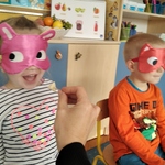 Dzieci próbują rozpoznać owoce.jpg