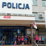 Czekamy przed budynkiem Komisariatu Policji.jpg