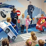 Dzieci utrwalają wiadomości dotyczące zachowania na pasach.jpg