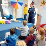 Pani Policjantka sprawdza nasze wiadomości o bezpieczeństwie.jpg
