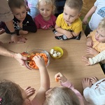 dzieci degustują marchewkę.jpeg
