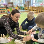 pani i dzieci bawią się matematycznymi jeżami.jpeg