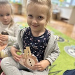 dziewczynka bawi się matematycznym jeżem.jpeg