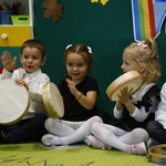 dzieci wykonują instrumentację.JPG
