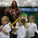 pani dyrektor pasuje chłopca.JPG