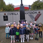 Dzieci z gr. III przy pomniku.jpg