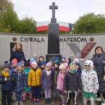 Dzieci z gr. IV przy pomniku.jpg