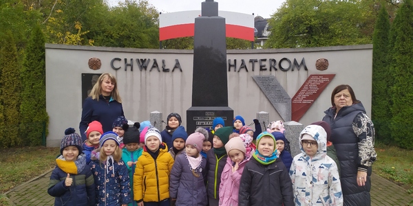Dzieci z gr. IV przy pomniku.jpg