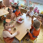 dzieci degustują dyniowe babeczki.jpeg