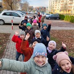 dzieci z grupy Biedronek w drodze na spektakl.jpg