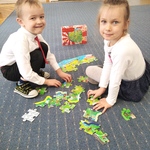 Dzieci układają puzzle - mapę Polski.jpg