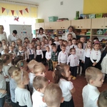 Dzieci przygotowują się do śpiewania hymnu.jpg