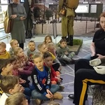 Dzieci słuchają osoby prowadzącej o mundurze polskiego żołnierza.jpg