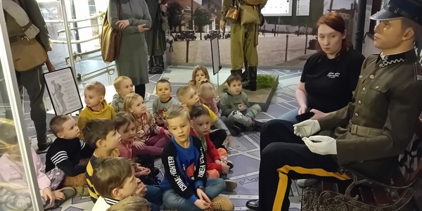 Dzieci słuchają osoby prowadzącej o mundurze polskiego żołnierza.jpg