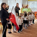 pani wicedyrekror z flagą Polski.jpeg
