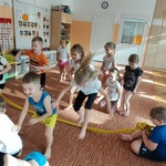 Dzieci przeskakują nad liną, usprawniają zwinność, precyzję ruchów.jpg