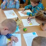 3 Dzieci kolorują obrazki.jpg