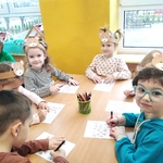 Dzieci kolorują obrazki.jpg