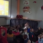 Dzieci oglądają filmy edukacyjne.jpg