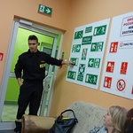 Dzieci oglądają oznakowania dróg ewakuacyjnych.jpg