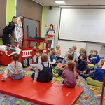 Dzieci oglądają rózne ubiory strażaków.jpg