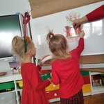 Dziewczynki ubierają Mikołaja.jpg