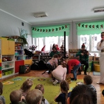 Dzieci ubierają choinkę.jpg