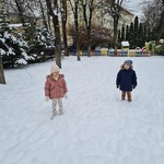 Dzieci chodzą po śniegu .jpg