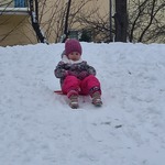 Dziewczynka zjeżdża na jabłuszku z górki .jpg