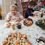 Chłopiec je wigilijny barszczyk.jpg
