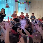 23. Bal Karnawałowy. Łapiemy płatki śniegu..jpg