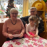 Babcia i dziadek z wnuczką.jpg