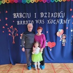 Dziewczynka z babcią i dziadkiem.jpeg