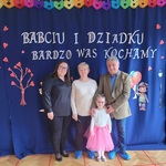 Dziewczynka z babcią_dziadkiem i Panią Dyrektor .jpeg