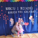 Dziewczynka i babcia.jpeg