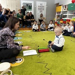 Adaś gra na dzwonkach.jpeg
