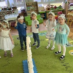 zabawa z piosenką  Little Snowflake.jpeg