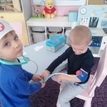 Dzieci bawią się w lekarza.jpg