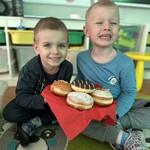 chłopcy i pączki.jpeg