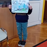 Filip prezentuje swoją pracę plastyczną.jpg